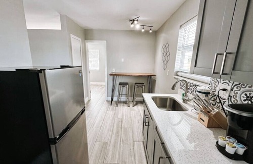 Poinciana Park Apartment | Rustic Retreats: 1BR for 4 guests minutes from Las Olas