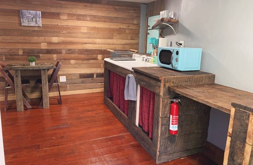 Roan Mountain Cottage | Rustic Ridge a tiny home close to hiking and skiing!