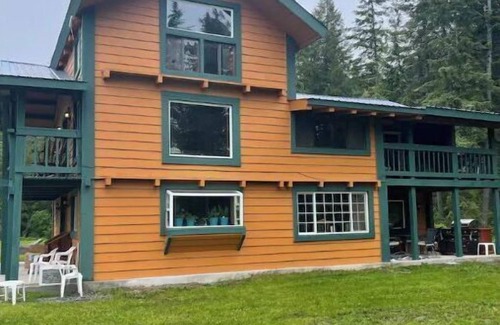 Bonners Ferry House | Rustic Ridge Lodge- perfect family holiday house.
