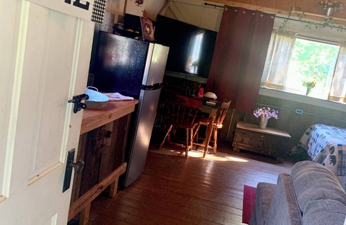 Davisville Cabin | Rustic River Front cabin 5 minutes away from I77 & 10 minutes from town.