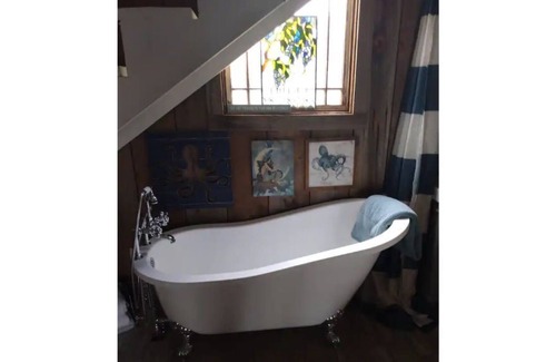 Cottage Grove House | Rustic Romantic Cottage on the river with hot tub