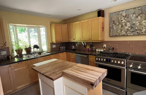 Saanich House | Rustic Romantic Quiet Private Colorful- Surrounded Cedar trees - Sleeps 8