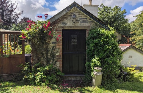 Mary Tavy Cottage | Rustic, rural, romantic, riverside: Love-Lee Little Cottage