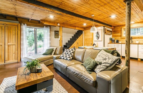 Lac-Brome Ski Chalet | Rustic Spa Cabin Near Bromont Adventures