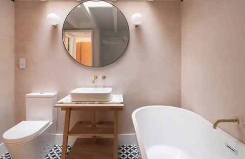 North Kensington Apartment | Rustic & Spacious 2BD Flat near White City