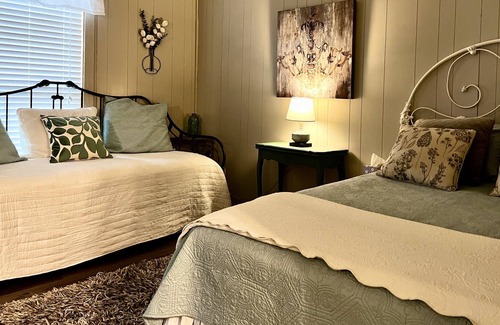 Chappell Hill Cabin | Rustic Star Hideaway - Cozy Cabin in Chappell Hill, TX