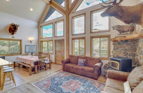 Sterling House | Rustic Sterling Cabin Walk to Palisade Lake!