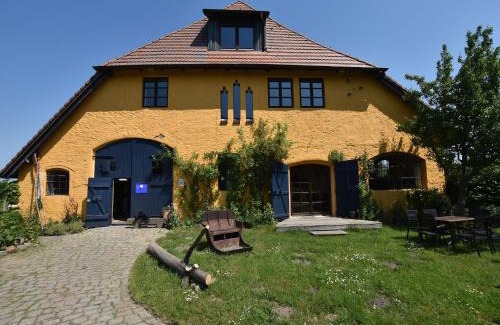 Neu Bartelshagen Apartment | Rustic-style Apartment in Buschenhagen with Garden