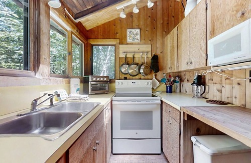 Frankfort Cottage | Rustic-style cottage w/full kitchen, near town, Lake Michigan access, & WiFi