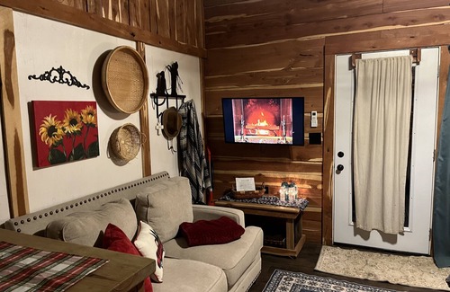 Readyville House | Rustic Tiny Guesthouse Farm Stay