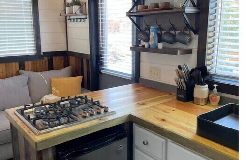 Pinetop-Lakeside House | Rustic Tiny House in Lakeside