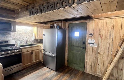 State Road Cabin | Rustic Tobacco Barn Cabin in the heart of Yadkin Valley Wine Country