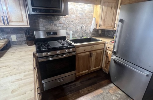 State Road Cabin | Rustic Tobacco Barn Cabin in the heart of Yadkin Valley Wine Country