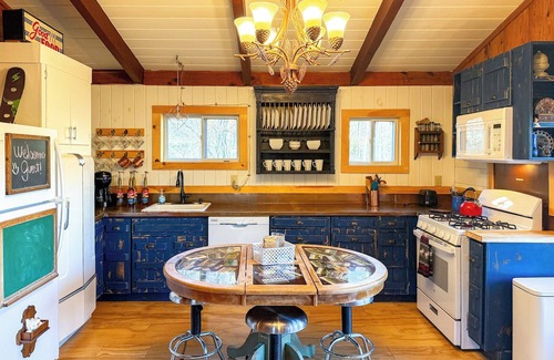 Wilmington House | Rustic VT Retreat – Hot Tub, Fire Pit, 12 Minutes to Mt. Snow