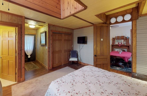 Nelsonville Bed & Breakfast | Rustic Warm Queen Size Room in near Nelsonville Historic District, Hocking Hills