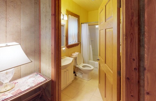 Nelsonville Bed & Breakfast | Rustic Warm Queen Size Room in near Nelsonville Historic District, Hocking Hills
