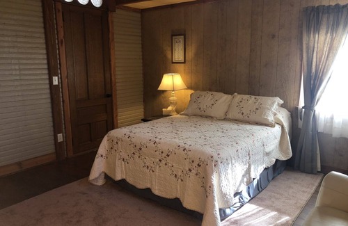 Nelsonville Bed & Breakfast | Rustic Warm Queen Size Room in near Nelsonville Historic District, Hocking Hills