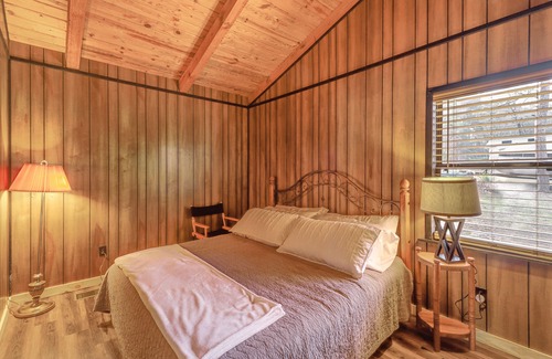 Higden House | Rustic Waterfront Getaway on Greers Ferry Lake!