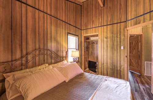Higden House | Rustic Waterfront Getaway on Greers Ferry Lake!