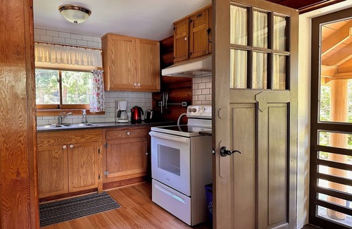 Kaslo Cabin | Rustic Waterfront Log Cabin