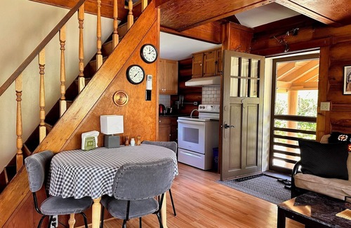 Kaslo Cabin | Rustic Waterfront Log Cabin