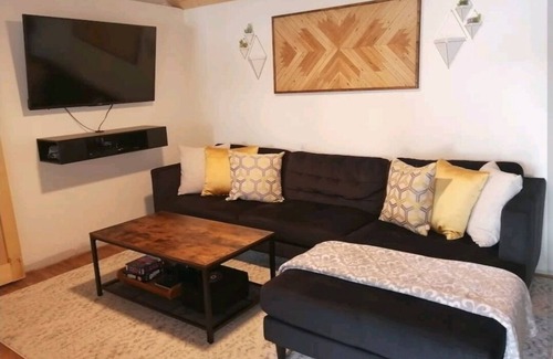 Novar Cottage | Rustic Waterfront Oudaze Lake Cottage
