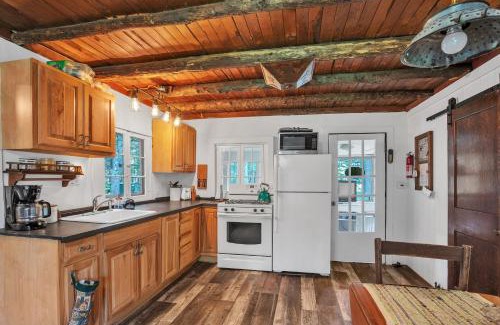Hazelhurst House | Rustic Willow Retreat - Outdoor Adventures cabin