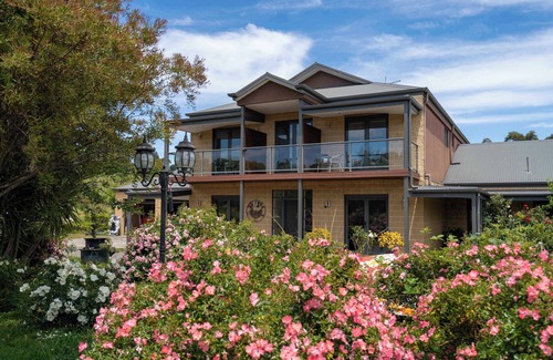 Labertouche House | Rustic Winery Villa | Queen + Single Bed Room 2 with En-Suite