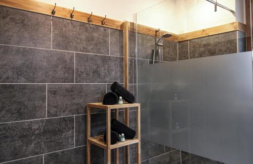 Merl House | Rustikal trifft Modern, Bar Keller, Terrasse, 2 Schlafzimmer