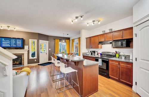 Southwest Edmonton House | Ruth - 4 Bdrms, Central AC, Bbq & Fenced Yard