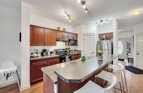 Southwest Edmonton House | Ruth - 4 Bdrms, Central AC, Bbq & Fenced Yard