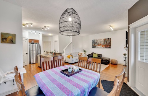 Southwest Edmonton House | Ruth - 4 Bdrms, Central AC, Bbq & Fenced Yard