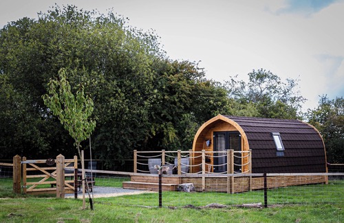 Belton-in-Rutland Cabin | Rutland Rural Retreats - Woodpecker glamping pod, Adult only, super dog friendly