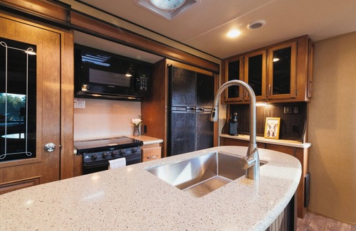 Kenora House | RV 9 Luxury Glamping with Amazing Lake Views!