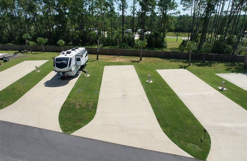 Oak RV Rental | RV Lot at Whispering Pines RV Resort - 5 Miles to the Beach!