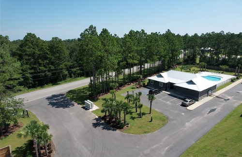 Oak RV Rental | RV Lot at Whispering Pines RV Resort - 5 Miles to the Beach!