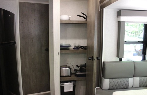 Empire RV Rental | RV Rental #13 Sleeps 6 people