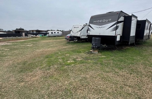 Round Top Apartment | RV Spot #1 @ The Halles