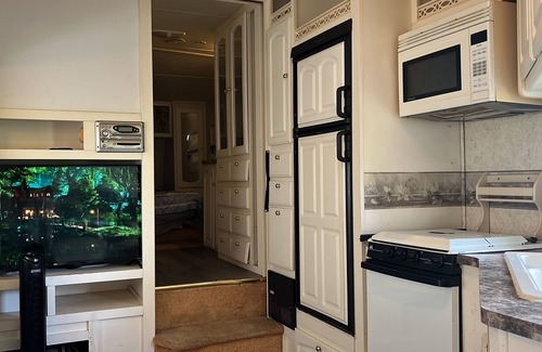 Acadia Parish House | RV with WiFi and AC right off of I-10 I 6 Acre Pond