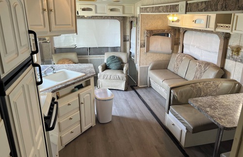 Acadia Parish House | RV with WiFi and AC right off of I-10 I 6 Acre Pond