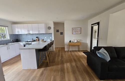 Rye House | Rye Seaside Cottage; Hot Springs, back/front beach