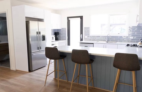Rye House | Rye Seaside Cottage; Hot Springs, back/front beach