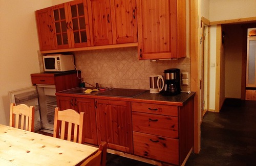 Lakene Cottage | Rymlig och Fräsch Stuga med Egen Timmerhus-bastu och Badtunna Nära Lakenesjön