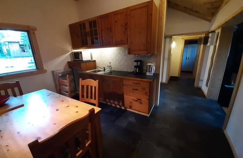 Lakene Cottage | Rymlig och Fräsch Stuga med Egen Timmerhus-bastu och Badtunna Nära Lakenesjön