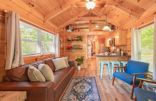 Lookout Valley Neighborhood Association Apartment | Ryon Tiny Home Cabin | City-side Rustic Retreat