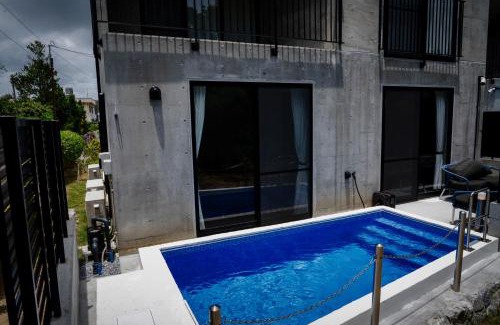 Nago Villa | RYUKYU BREEZE 1棟貸し 天然ビーチまで徒歩30秒 プライベートプール付きVilla 北部