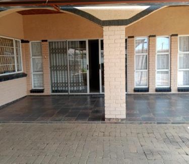 Mahikeng Hotel | Rz guest house