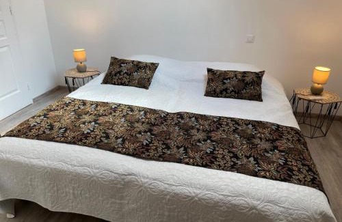 Mezieres-sur-Ponthouin House | Séjour au Bord de l’eau - Moulin Authentique avec Pêche et Confort Moderne - FR-1-410-393