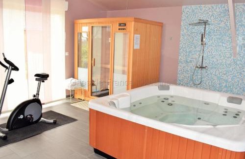 Benais House | Séjour détente en Touraine : maison de charme avec spa, sauna, fitness, jardin clos et équipements pour bébé - FR-1-381-473