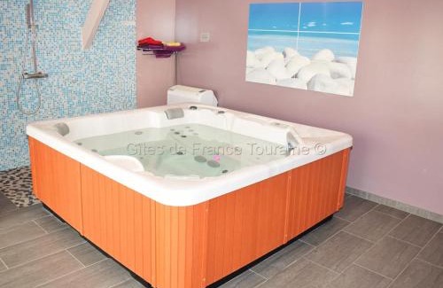 Benais House | Séjour détente en Touraine : maison de charme avec spa, sauna, fitness, jardin clos et équipements pour bébé - FR-1-381-473